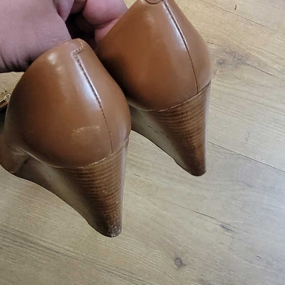 Tory Burch Brown Leather Raleigh Medallion Gold Wedge Heels - Picture 9 of 11